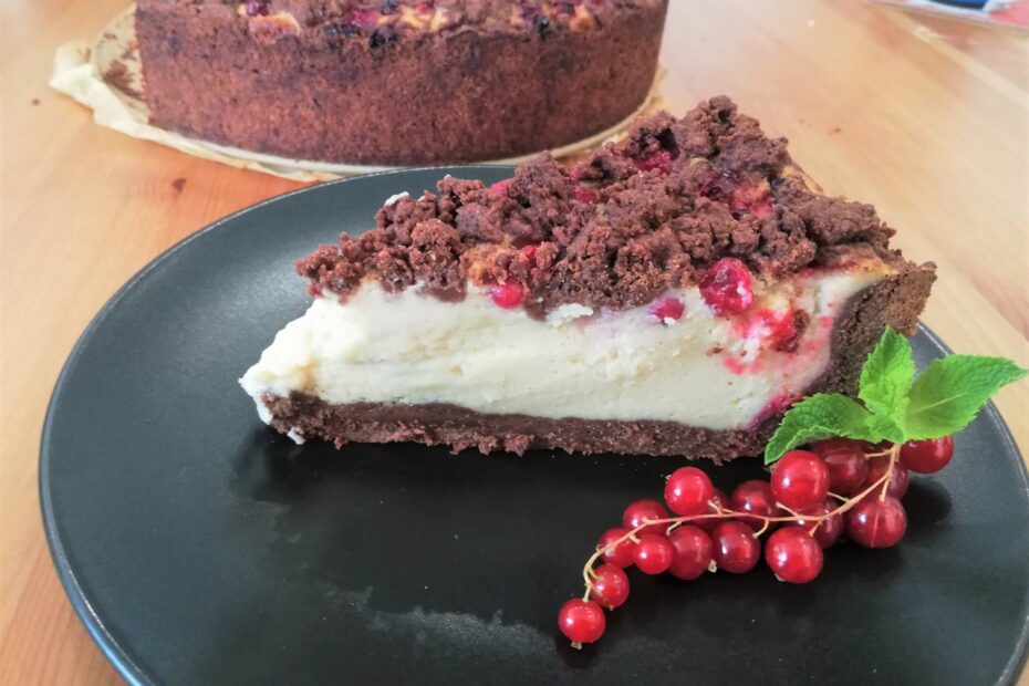 Titelbild veganer Käsekuchen mit Johannisbeeren